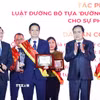 Chủ tịch Quốc hội Trần Thanh Mẫn tôn vinh Gương sáng pháp luật lần thứ Ill. (Ảnh: Doãn Tấn/TTXVN)