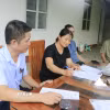 Người dân bày tỏ quan điểm đồng tình, ủng hộ chủ trương sáp nhập thôn, tổ dân phố. (Ảnh minh hoạ: Anh Thùy/TTXVN)