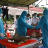 Thu thập mẫu sinh phẩm hài cốt liệt sỹ tại Nghĩa trang Liệt sỹ tỉnh Cà Mau. (Ảnh: Huỳnh Anh/TTXVN)