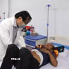 Bác sỹ kiểm tra sức khỏe cho các bệnh nhân. (Ảnh: Đinh /)