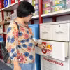 Sản phẩm in logo 30 năm hàng Việt Nam chất lượng cao. (Ảnh: Mỹ Phương/TTXVN)