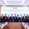 Các đại biểu Ban tuyên giáo Trung ương và Ban Tuyên huấn Trung ương Đảng Nhân dân cách mạng Lào tham dự hội đàm. (Ảnh: Phương Hoa/TTXVN)