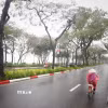 Mưa phùn và sương mù xuất hiện từ sáng sớm khiến tầm nhìn bị hạn chế đối với người tham gia giao thông. (Ảnh: Thành Đạt/TTXVN)