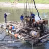 Công nhân khoan thăm dò để chỉnh trang, cải tạo hai bên bờ sông Tô Lịch. (Ảnh: Vũ Quang/TTXVN)