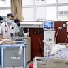 Bác sỹ sử dụng bệnh án điện tử để theo dõi và điều trị bệnh nhân. (Ảnh: Đồng Thúy/TTXVN)