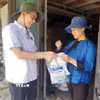 Đoàn y tế Gia Lai, Cao Bằng tặng túi thuốc cho người dân xã Lũng Nặm (Cao Bằng). (Ảnh: TTXVN phát)