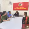 Cơ quan chức năng tiến hành lấy lời khai đối tượng Giàng A Si (dấu X). (Ảnh: Công an tỉnh Sơn La)