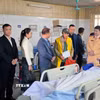 Thăm hỏi và trao quà cho các nạn nhân bị tai nạn giao thông có hoàn cảnh khó khăn tại bệnh viện Trung ương Thái Nguyên. (Ảnh: Thu Hằng/TTXVN)