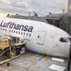 Máy bay Boeing 787 của Lufthansa gặp sự cố sập càng đáp trước.