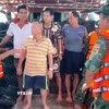 Bộ đội biên phòng Cà Mau kịp thời cứu nạn 4 thuyền viên bị lật sà lan khu vực cửa biển Gành Hào. (Ảnh: TTXVN phát)