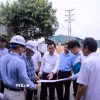 Phó Chủ tịch UBND tỉnh Phú Thọ Quách Tất Liêm trao đổi với các đơn vị về phương án triển khai dự án tại hiện trường. (Ảnh: Nguyễn Thảo/TTXVN)