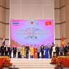 Tổng Lãnh sự Đinh Hoàng Linh cùng các vị khách mời, đại diện kiều bào nâng ly chúc mừng. (Ảnh: Phạm Hải/TTXVN)