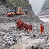 Công tác tìm kiếm, cứu hộ được tiến hành tại hiện trường lũ quét và sạt lở ở Khu tự trị Tây Tạng, Trung Quốc. (Ảnh: THX/TTXVN phát)