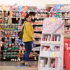 Người dân mua sắm tại siêu thị ở Millbrae, Mỹ. (Ảnh: THX/TTXVN)