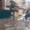 Nước ngập trên đường Mỹ Đình (phường Từ Liêm, Hà Nội). (Ảnh: Nguyễn Thắng/TXVN)