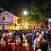 Hàng nghìn tăng ni, Phật tử và người dân xếp nhiều hàng dài trên phố Quán Sứ (Hà Nội) chờ được chiêm bái xá lợi Đức Phật. (Ảnh: Minh Đức/TTXVN)