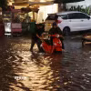 Ngập sâu trên đường Quốc Hương, phường Thảo Điền. (Ảnh: Hồng Đạt/TTXVN)