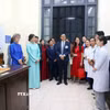 Bà Ngô Phương Ly, Phu nhân Tổng Bí thư, Chủ tịch nước Tô Lâm và bà Caroline Parmelin, Phu nhân Tổng thống Liên Bang Thụy Sĩ giao lưu với sinh viên trường Đại học Dược Hà Nội. (Ảnh: Phạm Kiên/TTXVN)