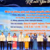 Lãnh đạo Ủy ban MTTQ Việt Nam trao Thư cảm ơn, tri ân sự đóng góp của các cơ quan, đơn vị, doanh nghiệp và cá nhân đã ủng hộ Quỹ Vì người nghèo. (Ảnh: Xuân Khu/TTXVN)