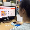 Mua sắm online là thói quen của nhiều nhân viên văn phòng. (Ảnh: Hương Giang/TTXVN)