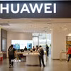 Một cửa hàng của Huawei tại trung tâm thương mại ở Thượng Hải, Trung Quốc. (Ảnh: AFP/TTXVN)