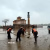 Lực lượng vũ trang tham gia dọn bùn, rác thải tại khu vực đường Lê Lợi ven bờ sông Hương, thành phố Huế khi nước lũ rút. (Ảnh: Đỗ Trưởng/TTXVN)
