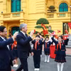 Thủ tướng Phạm Minh Chính và Thủ tướng Kyrgyzstan Adylbek Kasymaliev với thiếu nhi Thủ đô. (Ảnh: Dương Giang/TTXVN)