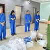Các đối tượng buôn bán, tàng trữ 876 cây thuốc lá nhập lậu. (Ảnh: TTXVN phát)