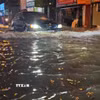 Nước ngập sâu trên đường Phan Huy Ích, phường An Hội Tây, tối ngày 1/10. (Ảnh: Hồng Đạt/TTXVN)