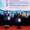 Đại diện Ban Quản lý Khu Công nghệ cao Thành phố Hồ Chí Minh và Tập đoàn Đầu tư và Phát triển công nghiệp Becamex-CTCP trao Thỏa thuận hợp tác về phát triển hệ thống các khu công nghệ cao trên địa bàn Thành phố. (Ảnh: Thu Hoài/TTXVN)