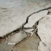 Nhiều công trình nhà ở bị thiệt hại, nguy cơ bị “hà bá” nuốt chửng. (Ảnh: Lê Phước Ngọc/TTXVN)