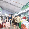 Ngay trong ngày đầu của tuần lễ Nông sản OCOP và đặc sản vùng miền, với lượng lớn hàng hóa có chủng loại đa dạng được bày bán đã thu hút nhiều người tiêu dùng tham quan, mua sắm. (Ảnh: Mạnh Minh/TTXVN)