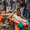 Lực lượng cứu hộ chuyển nạn nhân tại hiện trường vụ sập nhà ở New Delhi, Ấn Độ. (Ảnh: ANI/TTXVN)