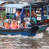 Du khách nước ngoài tham quan chợ nổi Cái Răng. (Ảnh: Nguyễn Hằng/TTXVN)