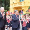 Tổng Bí thư Tô Lâm và Bí thư thứ Nhất Đảng Cộng sản Cuba, Chủ tịch nước Cuba Miguel Díaz-Canel Bermúdez với thiếu nhi Hà Nội tại lễ đón. (Ảnh: Thống Nhất/TTXVN)