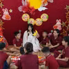 Các em nhỏ được nghe kể chuyện về ngày Tết Trung Thu. (Ảnh: Lê Xuân/TTXVN)
