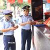 Lực lượng Quản lý thị trường tỉnh Ninh Bình kiểm tra hoạt động kinh doanh bánh Trung Thu tại phường Phủ Lý, tỉnh Ninh Bình. (Ảnh: Thùy Dung/TTXVN)