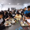 Bữa ăn bán trú của học sinh trường Phổ thông Dân tộc Nội trú Tây Ninh. (Ảnh: Giang Phương/TTXVN)