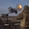 Binh sỹ Ukraine bắn lựu pháo bọc thép 2000 trong cuộc xung đột với Nga gần Bahmut, vùng Donetsk. Ảnh: Reuters/TTXVN)