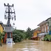 Hệ thống lưới điện bị ngập lũ tại Hội An. (Ảnh: TTXVN phát)