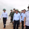 Ông Trần Cẩm Tú, Thường trực Ban Bí thư, đến động viên các lực lượng đang ngày đêm gia cố, bảo vệ bờ kè tại thôn An Lương bị sạt lở uy hiếp đến tính mạng tài sản của hàng trăm hộ dân xã Duy Nghĩa. (Ảnh: Anh Dũng/TTXVN)
