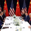 Tổng thống Mỹ Donald Trump (thứ 2, phải) trong cuộc hội đàm với Chủ tịch Trung Quốc Tập Cận Bình (thứ 3, trái) tại Busan, Hàn Quốc ngày 30/10. (Ảnh: Reuters/TTXVN)