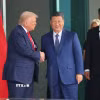 Tổng thống Mỹ Donald Trump (trái) trong cuộc hội đàm với Chủ tịch Trung Quốc Tập Cận Bình (thứ 2, phải) tại Busan, Hàn Quốc. (Ảnh: Yonhap/TTXVN)