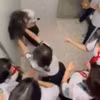 Nữ sinh bị các học sinh khác đánh. (Ảnh cắt từ clip)