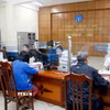 Nhân viên Bảo hiểm Xã hội tỉnh Hưng Yên hướng dẫn người dân làm thủ tục tham gia Bảo hiểm xã hội. (Ảnh: Phạm Kiên/TTXVN)