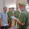 Cơ quan Cảnh sát Điều tra, Công an tỉnh Cà Mau tống đạt quyết định khởi tố và bắt tạm giam bị can Tô Quang Phúc, nguyên Giám đốc Quỹ đầu tư phát triển tỉnh Cà Mau. (Ảnh: TTXVN phát)