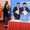 Viên chức, người lao động TTXVN ủng hộ đồng bào miền Trung, Tây Nguyên khắc phục hậu quả mưa lũ. (Ảnh: Hoàng Hiếu/TTXVN)