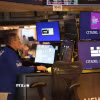 Giao dịch viên làm việc trên sàn chứng khoán New York (NYSE) tại thành phố New York, Mỹ. (Ảnh: THX/TTXVN phát)
