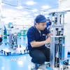 Công ty TAZMO Việt Nam (100% vốn đầu tư Nhật Bản tại Khu công nghiệp Long Hậu, tỉnh Tây Ninh) là một trong những đơn vị tiên phong trong lĩnh vực chế tạo rô bốt, thiết bị công nghệ cao phục vụ ngành bán dẫn. (Ảnh minh họa: Thành Phương/TTXVN)