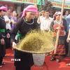 Phụ nữ Tày xã Hợp Thành sàng cốm - công đoạn không thể thiếu trong quá trình làm cốm. (Ảnh: Hương Thu/TTXVN)